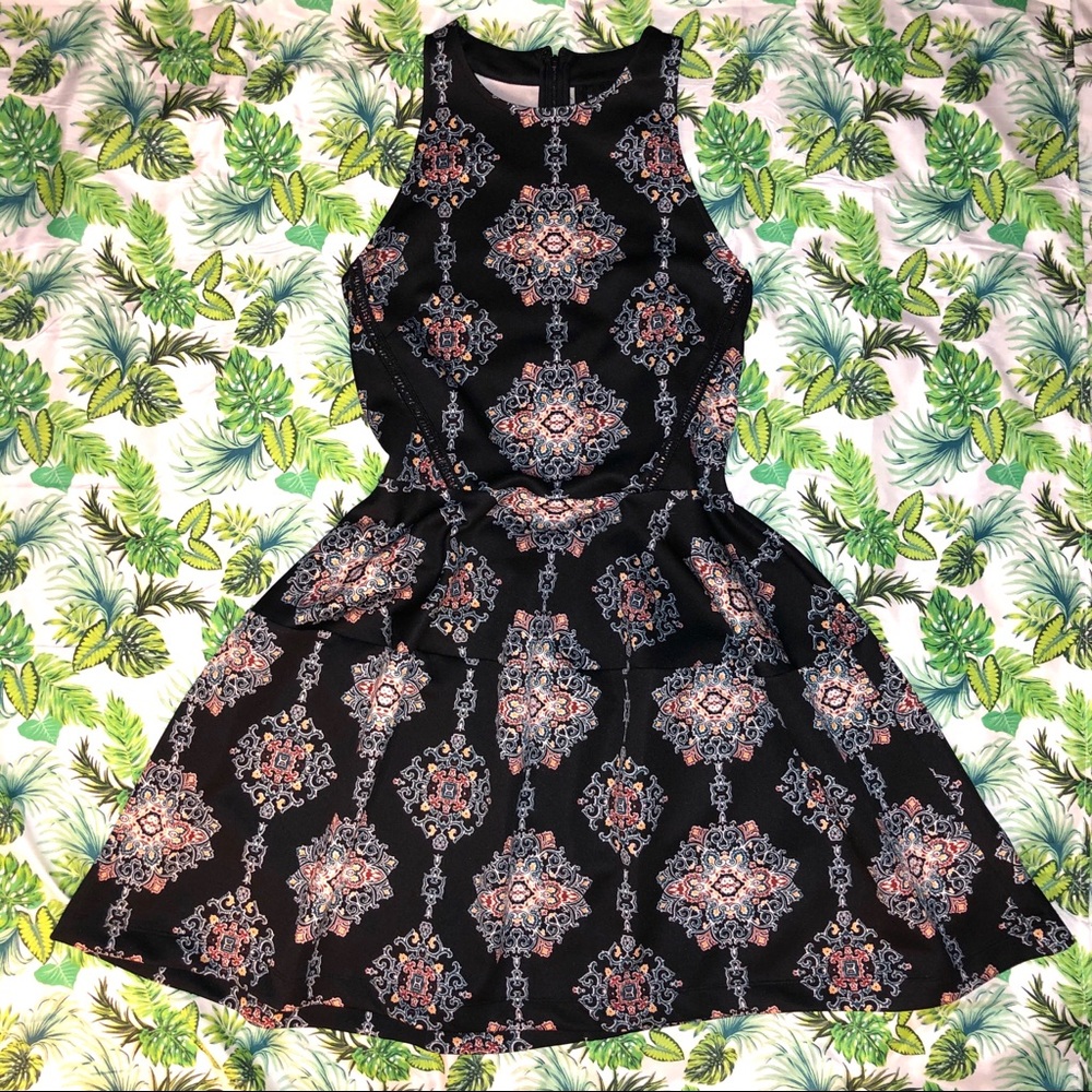 🔆2/$10 HIGH NECK SLEEVELESS DRESS SIZE SMALL